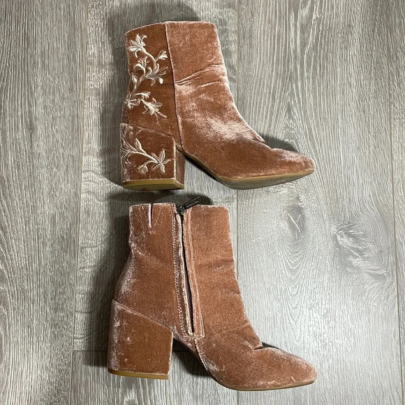 Kenneth Cole Renna Floral Embroidered Velvet Ankle Boots Blush / Dusty Rose 8 - Picture 12 of 15